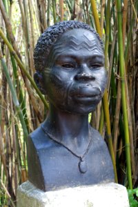 Bust by Manuel de Oliveira, from the Exposição do Mundo Português (1940 Exhibition of the Portuguese World) - Jardim Botânico Tropical - Lisbon, Portugal - DSC06556