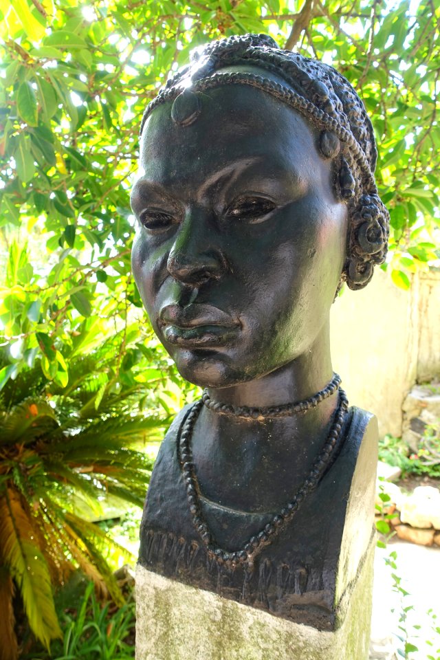 Bust by Manuel de Oliveira, from the Exposição do Mundo Português (1940 Exhibition of the Portuguese World) - Jardim Botânico Tropical - Lisbon, Portugal - DSC06559