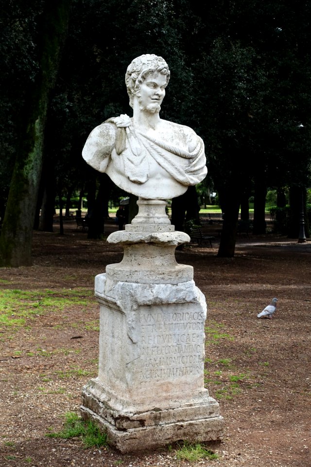 Bust at the Laghetto - Villa Borghese - Rome, Italy - DSC05089