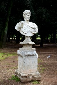Bust at the Laghetto - Villa Borghese - Rome, Italy - DSC05089