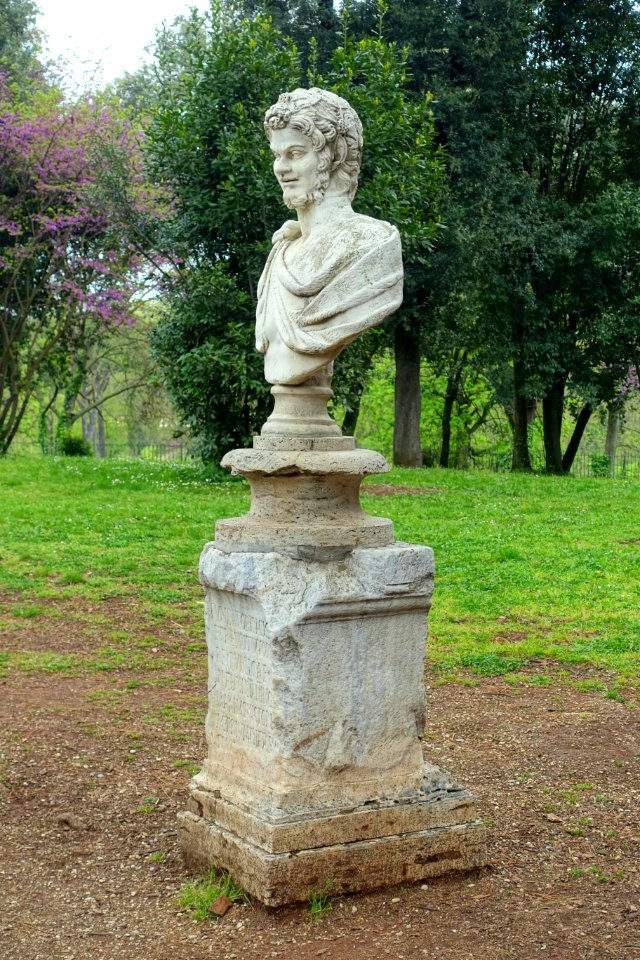 Bust at the Laghetto - Villa Borghese - Rome, Italy - DSC05086
