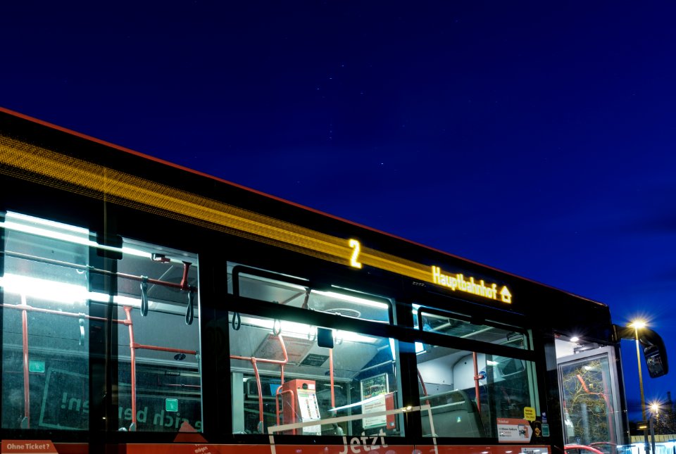 Buslinie 1 beim Vorbeifahren am Omnibusbahnhof in Tübingen bei Nacht