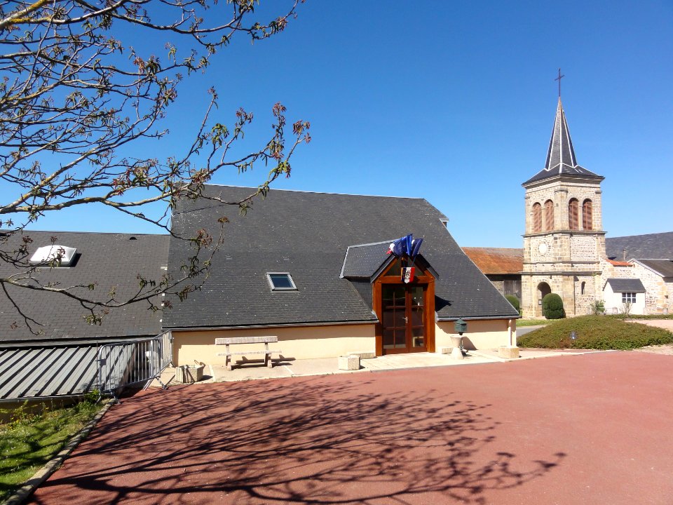Bussières-près-Pionsat (Puy-de-Dôme) mairie et église