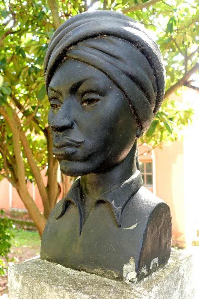Bust by Manuel de Oliveira, from the Exposição do Mundo Português (1940 Exhibition of the Portuguese World) - Jardim Botânico Tropical - Lisbon, Portugal - DSC06550