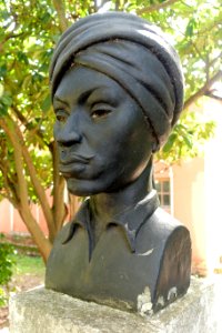 Bust by Manuel de Oliveira, from the Exposição do Mundo Português (1940 Exhibition of the Portuguese World) - Jardim Botânico Tropical - Lisbon, Portugal - DSC06550