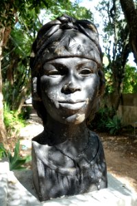 Bust by Manuel de Oliveira, from the Exposição do Mundo Português (1940 Exhibition of the Portuguese World) - Jardim Botânico Tropical - Lisbon, Portugal - DSC06581