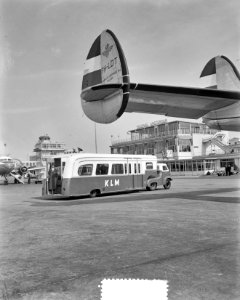 Busvervoer KLM van vliegtuig naar ontvangsthal, Bestanddeelnr 907-7035