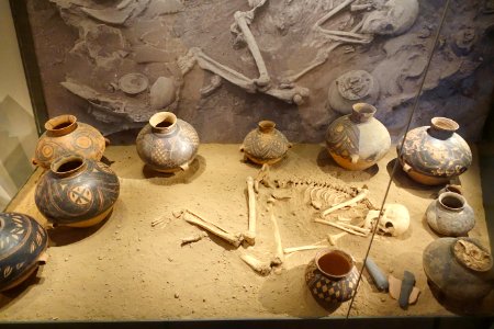 Burial site reconstruction, Bianjiagou, Gansu province, China, neolithic Yangshao culture, ceramic pots, grind stones, human skeleton - Östasiatiska museet, Stockholm - DSC09659