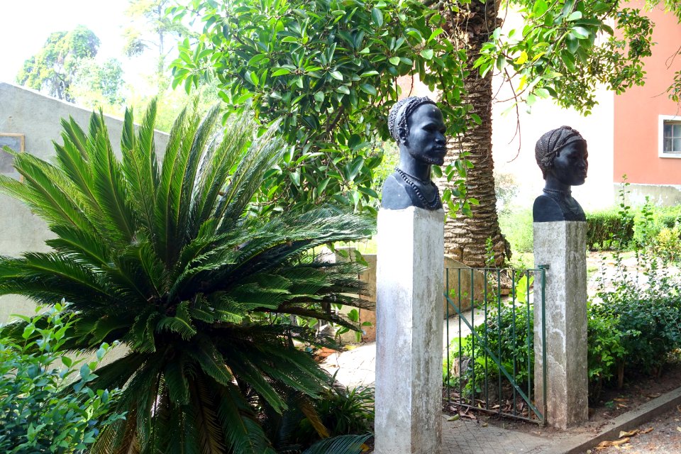 Busts by Manuel de Oliveira, from the Exposição do Mundo Português (1940 Exhibition of the Portuguese World) - Jardim Botânico Tropical - Lisbon, Portugal - DSC06561