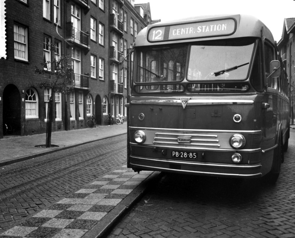 Buslijn 12 in diverse situaties opdracht mr Giltay Weth Rokin 103 , Amsterdam, Bestanddeelnr 910-8170