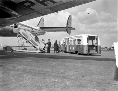 Busvervoer KLM van vliegtuig naar ontvangsthal, Bestanddeelnr 907-7033