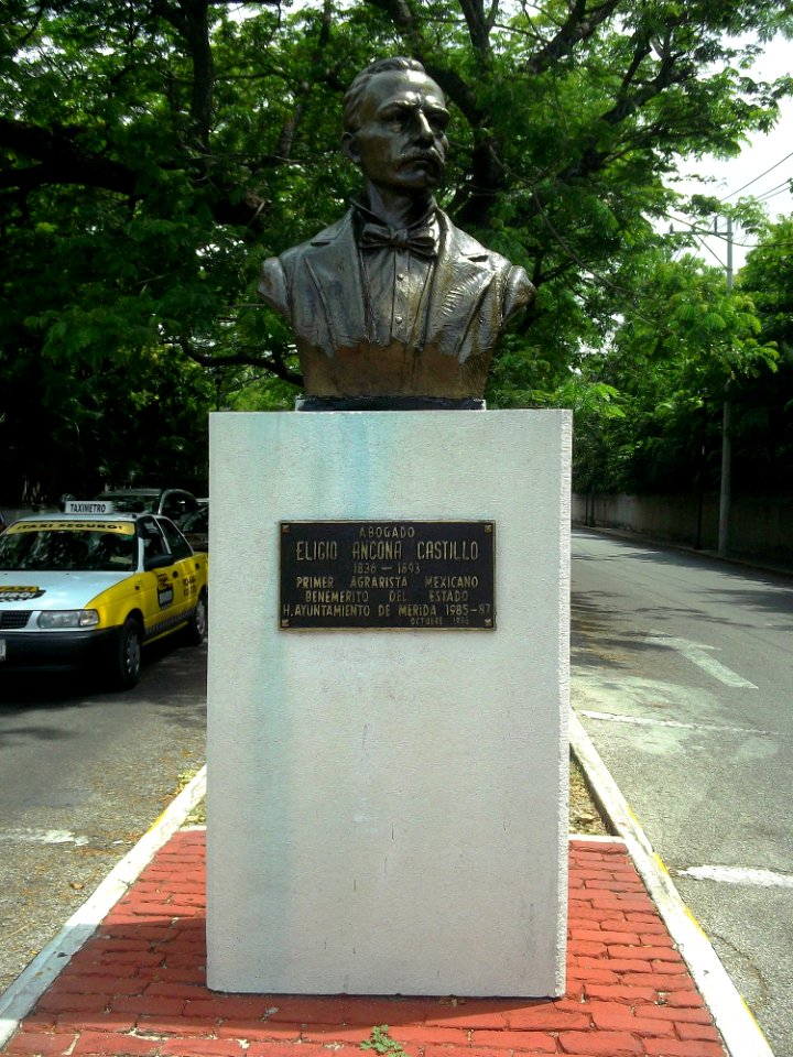 Busto de Eligio Ancona Castillo, Mérida, Yucatán (01a)