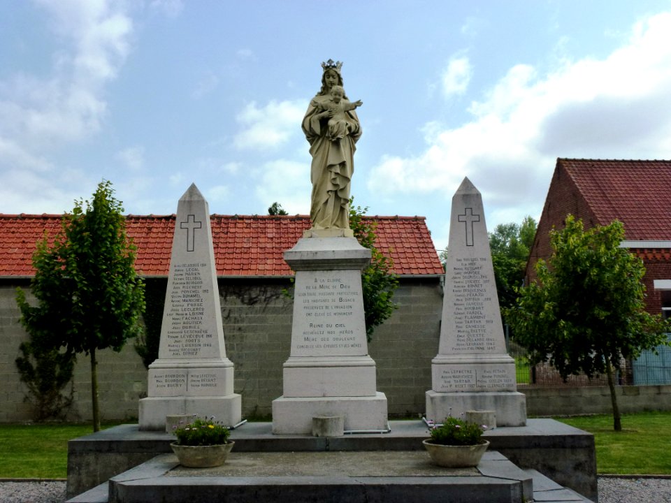 Busnes (Pas-de-Calais) monument aux morts avec statue Vierge et Enfant
