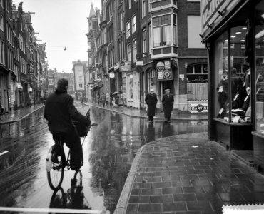 Buslijn 12 in diverse situaties opdracht mr Giltay Weth Rokin 103 , Amsterdam, Bestanddeelnr 910-8168