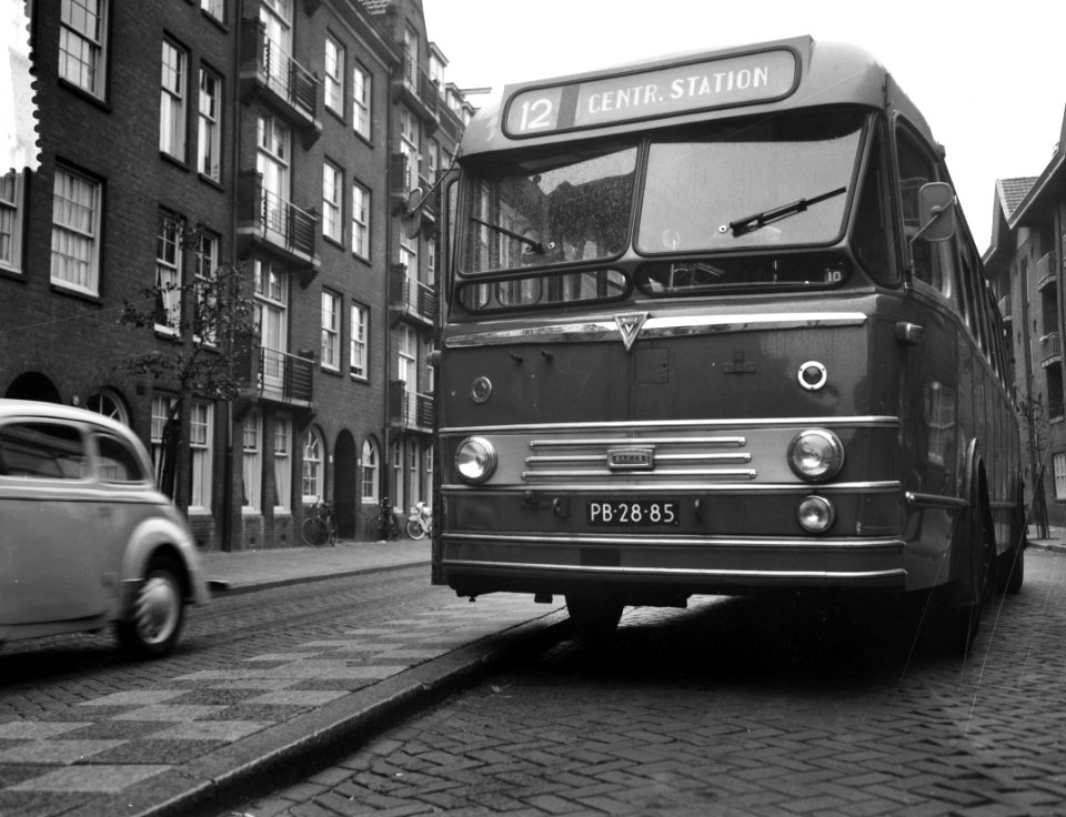 Buslijn 12 in diverse situaties opdracht mr Giltay Weth Rokin 103 , Amsterdam, Bestanddeelnr 910-8169