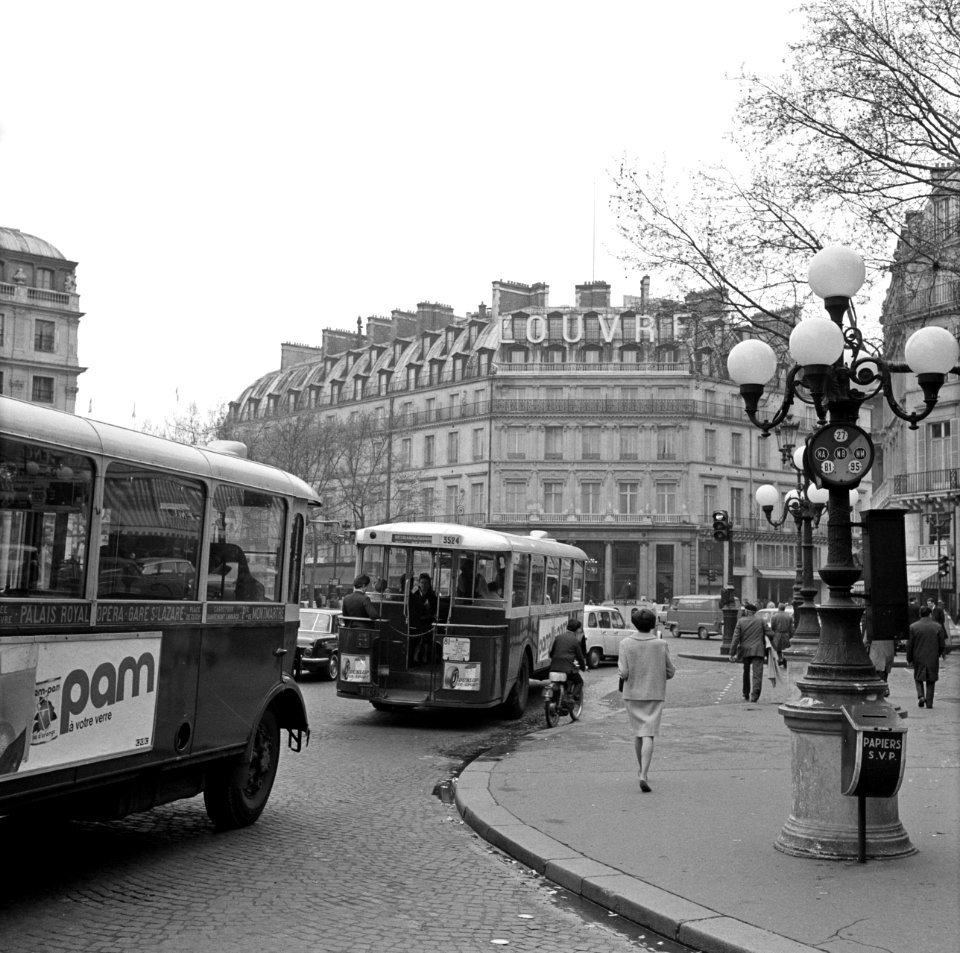 Bussen in de Avenue de l'Opera, met op de achtergrond het Hôtel du Louvre, Bestanddeelnr 254-0330