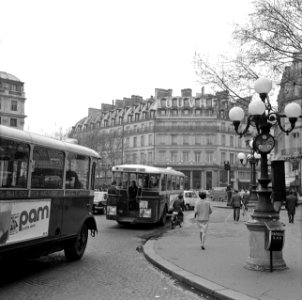 Bussen in de Avenue de l'Opera, met op de achtergrond het Hôtel du Louvre, Bestanddeelnr 254-0330