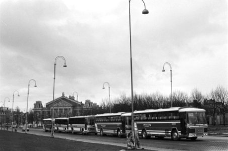 Bussen die overbleven op het Museumplein, Bestanddeelnr 933-5476 photo