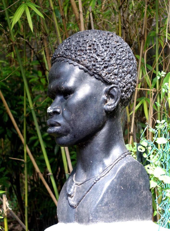 Bust by Manuel de Oliveira, from the Exposição do Mundo Português (1940 Exhibition of the Portuguese World) - Jardim Botânico Tropical - Lisbon, Portugal - DSC06557