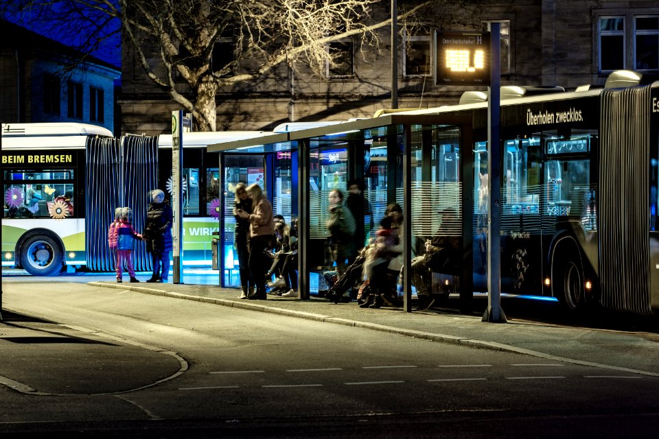 Bussteig am Omnibusbahnhof in Tübingen bei Nacht