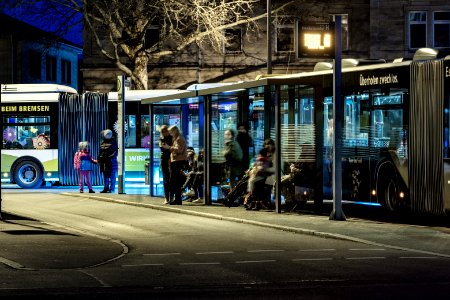 Bussteig am Omnibusbahnhof in Tübingen bei Nacht