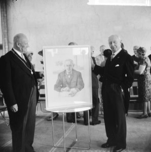 Burgemeester JJG Boot (l) van Hilversum biedt de jarige zijn portret aan, Bestanddeelnr 916-6209