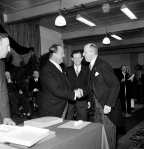 Burgemeester Kolfschoten (rechts) drukt hand van fabrieksdirecteur Jan van Abbe,, Bestanddeelnr 255-8565