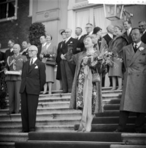 Burgemeester Kolfschoten , koningin Juliana en prins Bernhard op het bordes van , Bestanddeelnr 912-1841