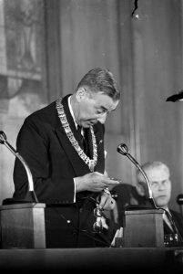 Burgemeester van Hall ontvangt de gouden medaille van de Stad Amsterdam van weth, Bestanddeelnr 920-4502