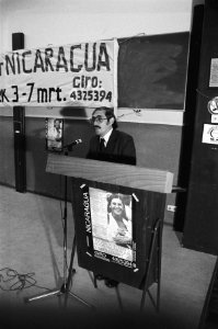 Burgemeester Moises Hassan Morales op de Universiteit van Amsterdam tijdens vijf, Bestanddeelnr 933-5819