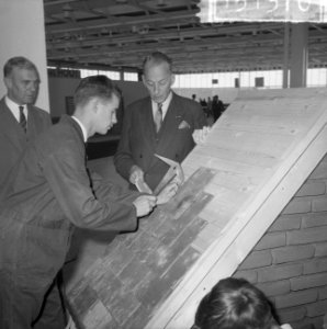 Burgemeester jhr. mr. C. J. A. de Ranitz opende eerste Nationale Beroepsmanifest, Bestanddeelnr 915-1310