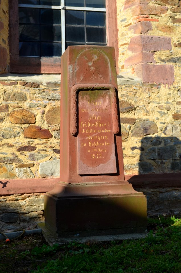 Burgholzhausen, Ehrenmal an der Kirche