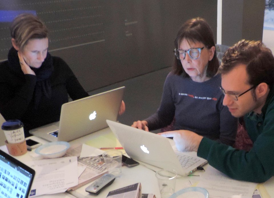 Busy table at WikiD NYC 2015-11 jeh