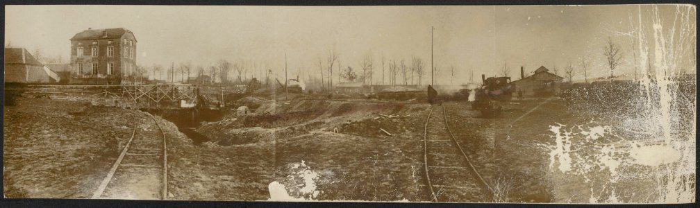 Busy scenes at an advanced dressing station, Bestanddeelnr 158-2723
