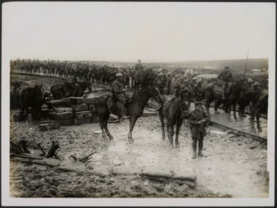 Busy scene in freshly captured territory, Bestanddeelnr 158-2806