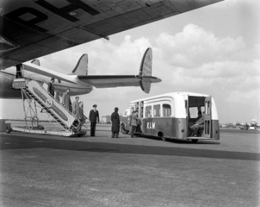 Busvervoer KLM van vliegtuig naar ontvangsthal, Bestanddeelnr 907-7034