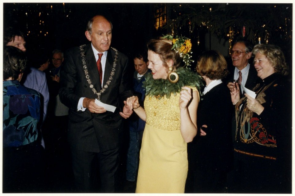 Burgemeester Jaap Pop toont tijdens de nieuwjaarsreceptie 1998 zijn volle bingokaart aan Ciska van theaterduo Fundament. NL-HlmNHA 54036986