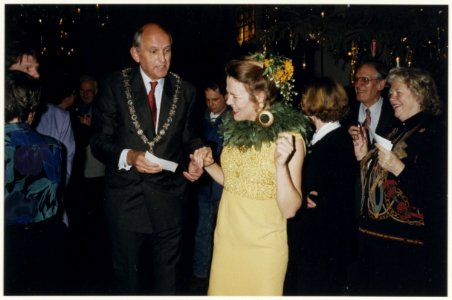 Burgemeester Jaap Pop toont tijdens de nieuwjaarsreceptie 1998 zijn volle bingokaart aan Ciska van theaterduo Fundament. NL-HlmNHA 54036986