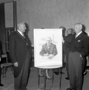 Burgemeester JJG Boot (l) van Hilversum biedt de jarige zijn portret aan, Bestanddeelnr 916-6211