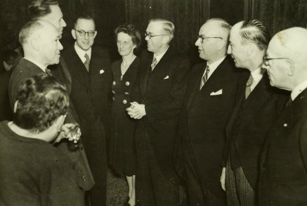 Burgemeester M.A. Reinalda en wethouder D.J.A. Geluk bedanken het bestuur van Volksherstel, dat afscheid neemt, voor de prettige samenwerking, NL-HlmNHA 5400464419