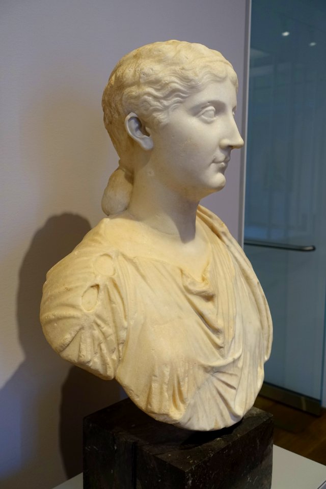 Bust of Antonia the Younger, c. 37-54 AD, Roman, Parian marble with restorations in Carrara marble - Sackler Museum - Harvard University - DSC01834