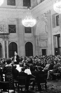 Burgerzaal met orkest en publiek, Bestanddeelnr 924-5156
