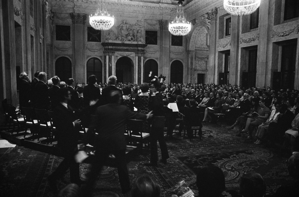 Burgerzaal met orkest en publiek, Bestanddeelnr 924-5155