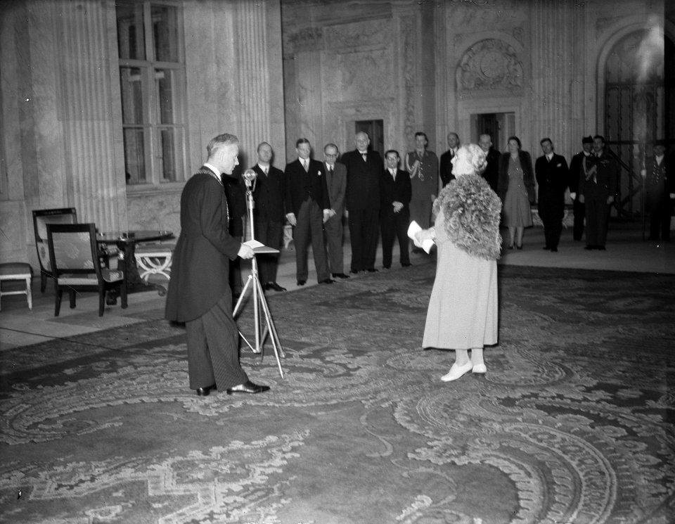 Burgemeester d'Ailly richt zich tot koningin Wilhelmina, Bestanddeelnr 902-5132 photo