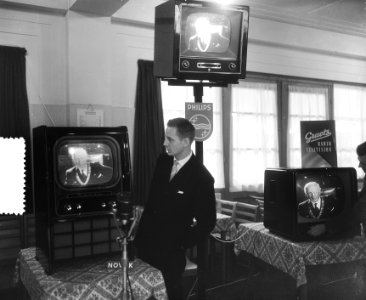 Burgemeester d'Ailly opent per televisie de Firato tentoonstelling in de RAI te , Bestanddeelnr 907-3943