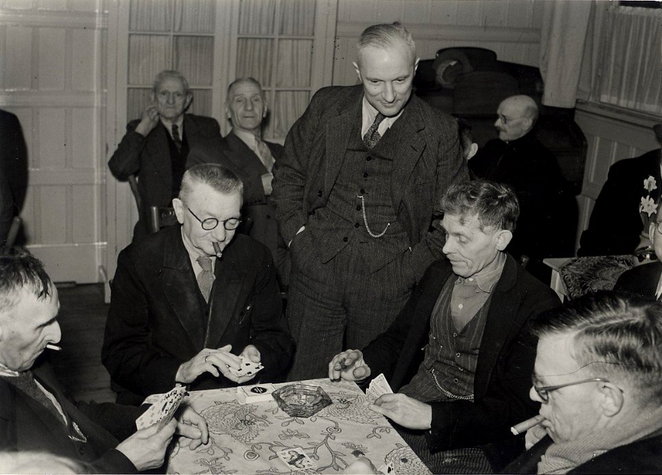 Burgemeester Cremers opende de sociëteit voor ouden van dagen in het gebouw van de Haarlemse Jongemannenvereniging aan de Lange Margarethastraat 13, op 17 januari 1949. Aangekocht in 1977 va, NL-HlmNHA 54004274