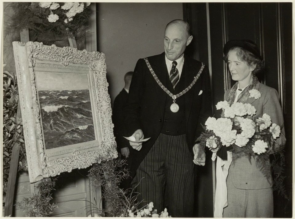 Burgemeester Jhr. mr. Den Tex ontvangt een schilderij van de Gemeenteraadsleden. NL-HlmNHA 54004127