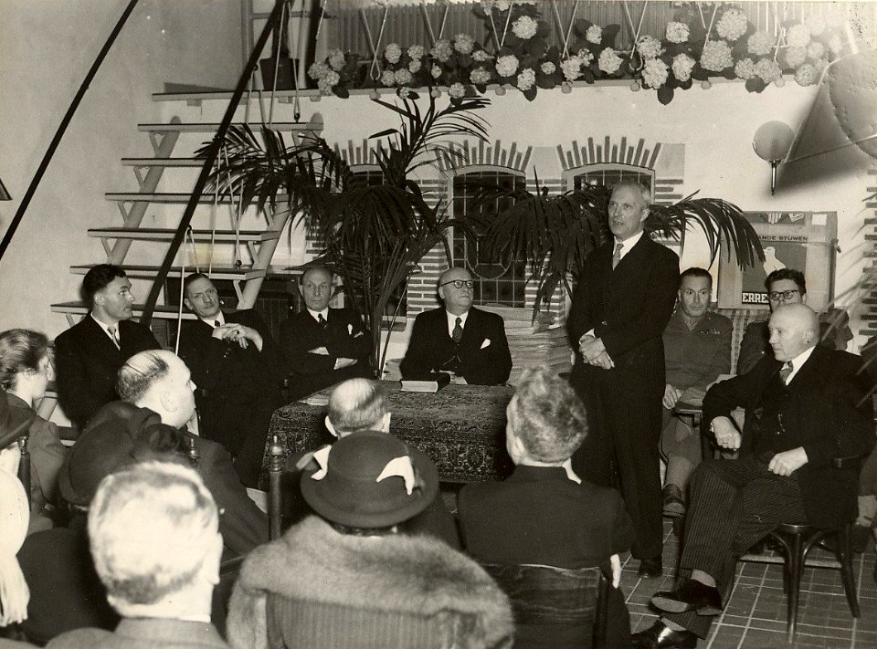 Burgemeester Cremers opende op 5 april dit geheel vernieuwde tehuis. Aangekocht in 1977 van United Photos de Boer bv