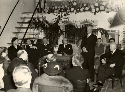 Burgemeester Cremers opende op 5 april dit geheel vernieuwde tehuis. Aangekocht in 1977 van United Photos de Boer bv