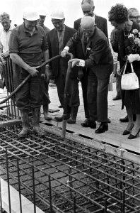 Burgemeester Kolfschoten van Den Haag eerste beton gestort voor Nederlands Congr, Bestanddeelnr 916-6018